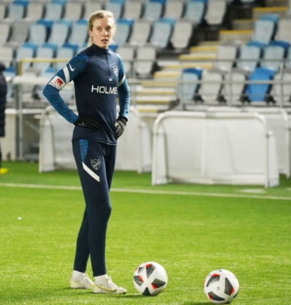 Ebba Handfast på fotbollsplanen 