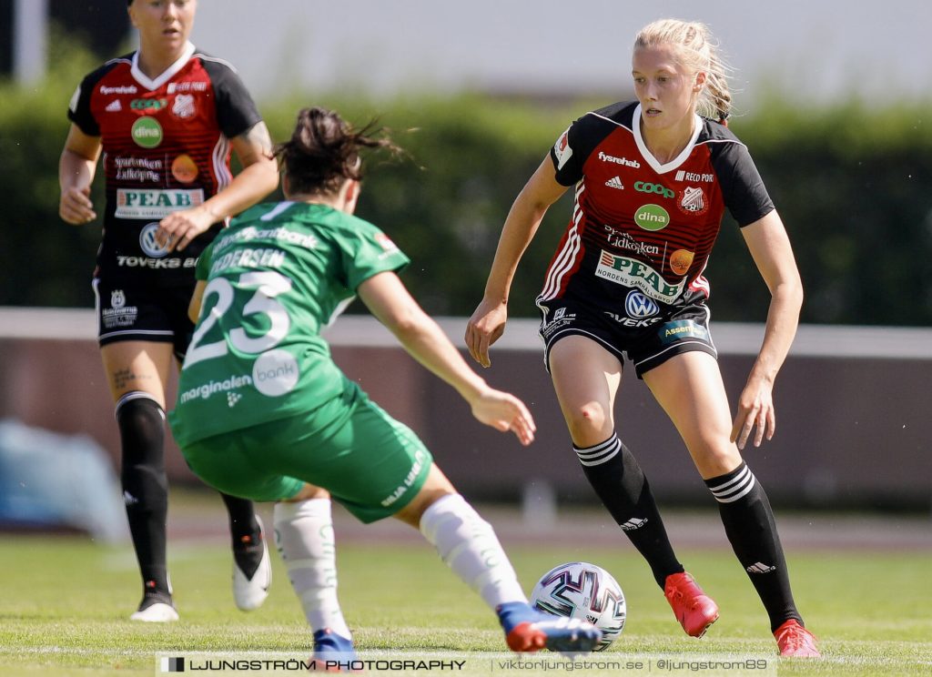 Ebba Handfast spelar fotboll