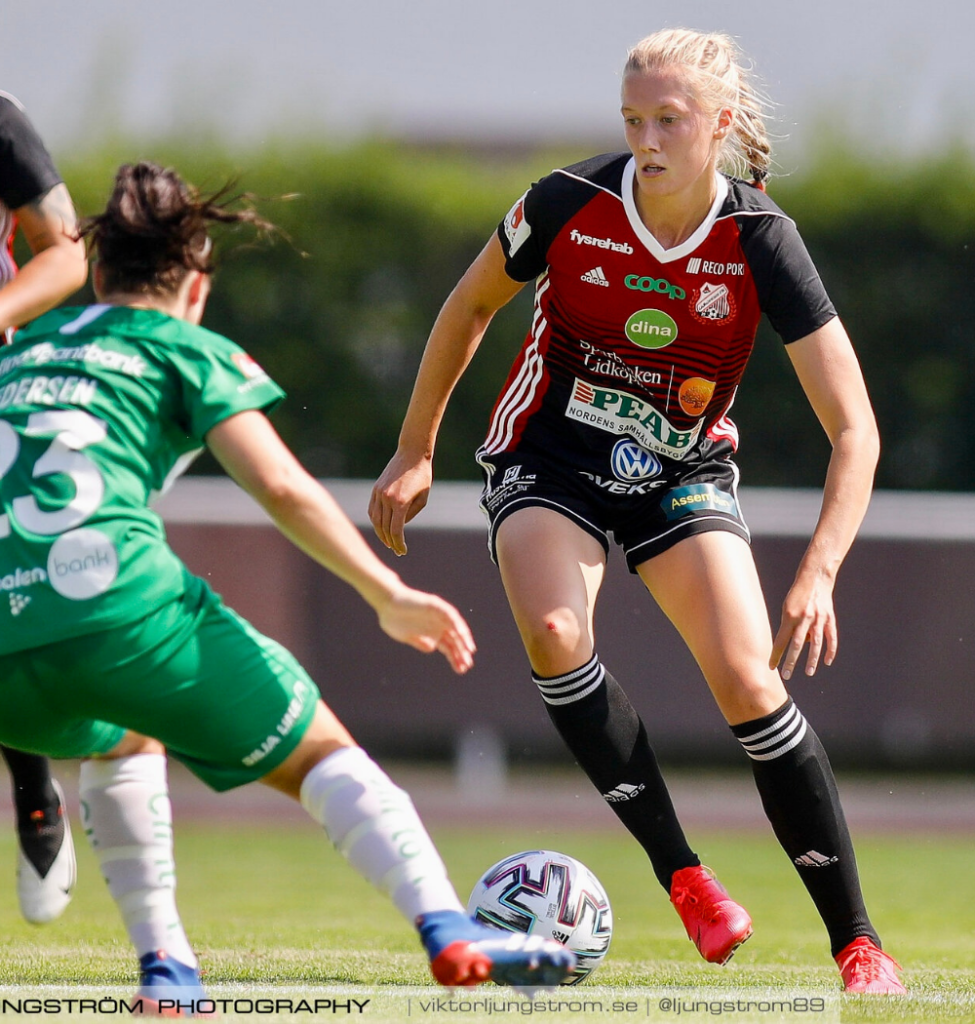 Ebba Handfast spelar fotboll