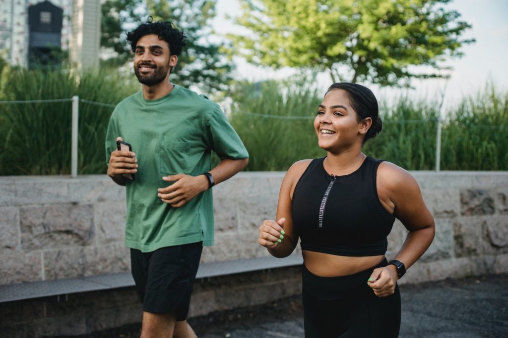 En man och en kvinna som joggar